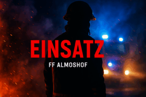 Silhouette eines Feuerwehrmanns vor blauem Blaulicht und orangefarbenem Rauch. Im Vordergrund steht in kräftigen roten Buchstaben das Wort „EINSATZ“, darunter der dezente Schriftzug „FF Almoshof“. Dynamisches, modernes Einsatzmotiv ohne erkennbare Personen oder reale Einsatzszene.