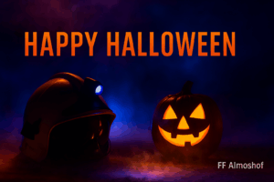 Ein Feuerwehrhelm mit eingeschalteter Lampe steht neben einem leuchtenden Kürbis mit geschnitztem Gesicht. Im Hintergrund blauer und orangefarbener Nebel. Oben steht der Schriftzug „Happy Halloween“, unten rechts dezent „FF Almoshof“.