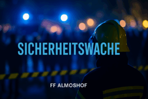 Ein Feuerwehrmann mit gelbem Helm steht vor einer abgesperrten Veranstaltungsfläche, im Hintergrund unscharfe Menschenmenge und blaues Blaulicht. Im Vordergrund steht der Schriftzug „SICHERHEITSWACHE“ in hellblauer Schrift, darunter dezent „FF Almoshof“. Modernes, ruhiges Motiv zum Thema Sicherheitswache.