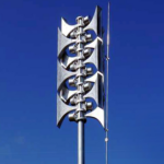 Moderne elektronische Hochleistungssirene mit mehreren Schalltrichtern auf einem Mast vor blauem Himmel. Wird zur Warnung der Bevölkerung eingesetzt.