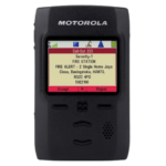 Digitaler TETRA-Pager Motorola TPG2200 in direkter Frontansicht mit lesbarer Einsatzmeldung auf dem Bildschirm und Tastenfeld darunter.