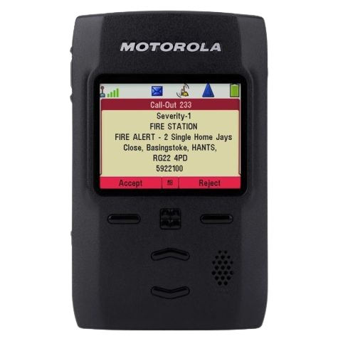 Digitaler TETRA-Pager Motorola TPG2200 in direkter Frontansicht mit lesbarer Einsatzmeldung auf dem Bildschirm und Tastenfeld darunter.