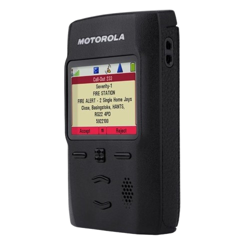 Digitaler TETRA-Pager Motorola TPG2200 in schräger Vorderansicht. Das Display zeigt eine Einsatzmeldung mit Ort, Adresse und Annahme-/Ablehnoption.